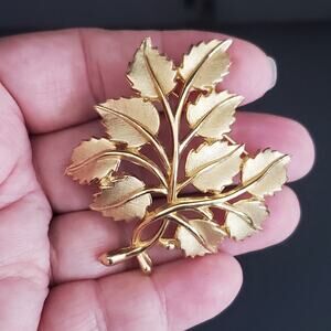 Vintage Signed Crown TRIFARI TREE OF LIFE Leaves Gold Tone‎ Pin Brooch Signed